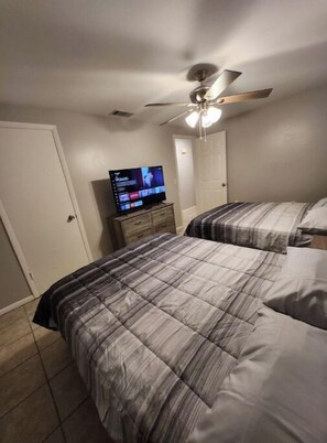 3 bedrooms, WiFi, bed sheets - Central 3 Bedroom AC Home with Gameroom
(Lakeland)