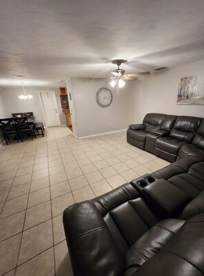 Living area - Central 3 Bedroom AC Home with Gameroom
(Lakeland)