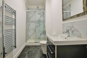 Haartrockner, Handtücher, Seife, Toilettenpapier