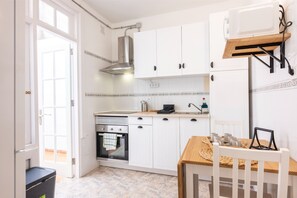 Microwave, coffee/tea maker, cookware/dishes/utensils - Renovated 20th Century House La Laguna (San Cristóbal de La Laguna)