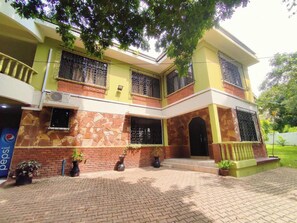 Interior entrance - Olivia Guesthouse (Mwanza)