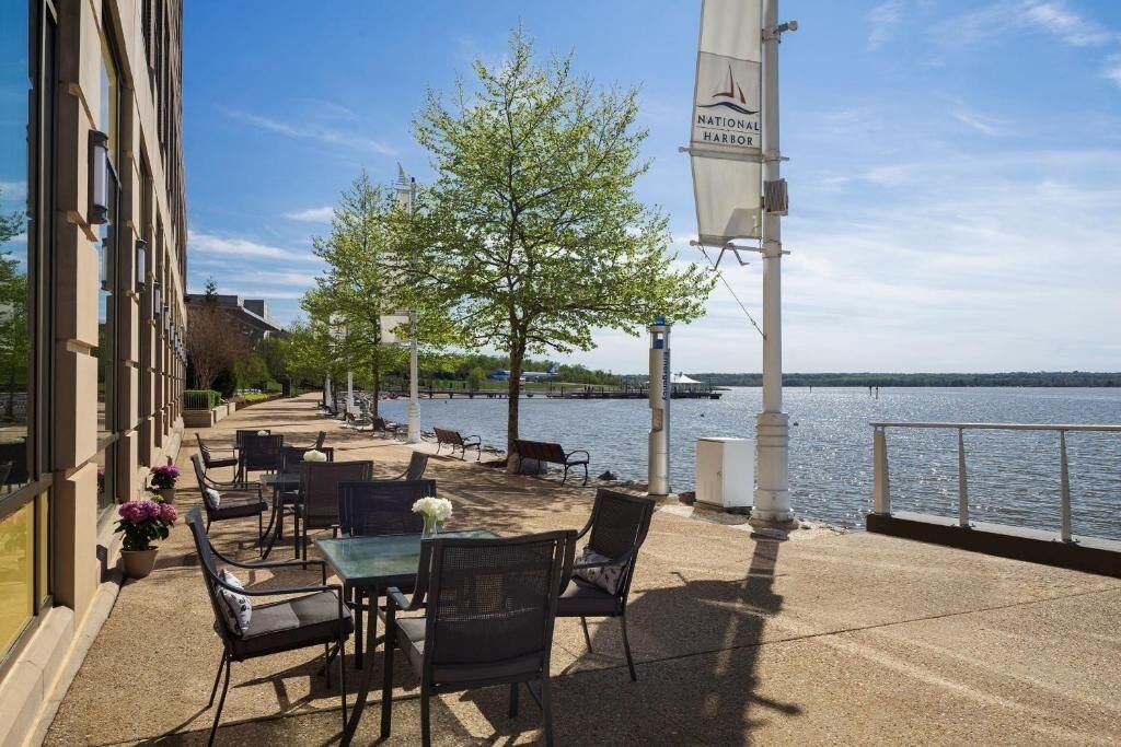 3 Rooms in Cozy Waterfront Hotel w/ Capital Wheel Views, Ideal for Families