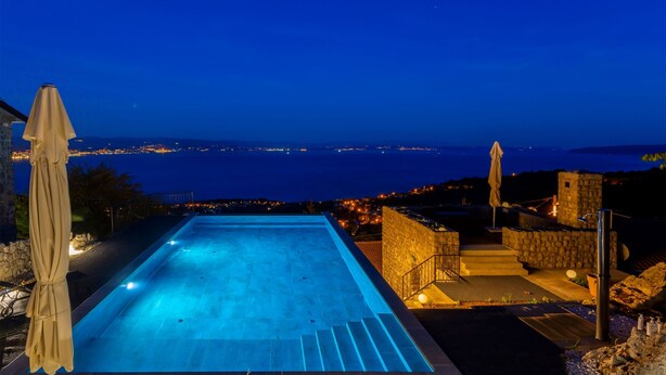 A swimming pool with a view of the sea at night. - Villa Karla in Poljane (Opatija)