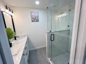 Shower, hair dryer, towels, soap - Tranquil 3-bedroom house in Houston with WiFi (Houston)