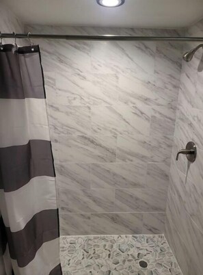 Toallas, jabón, papel de baño 