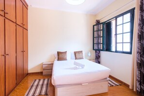 1 quarto, ferros/tábuas de passar roupa, acesso à internet