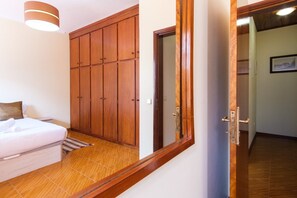 1 bedroom, iron/ironing board, internet, bed sheets