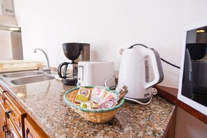 Geladeira, micro-ondas, fogão, cafeteira/chaleira