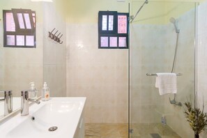 Chuveiro, secador de cabelo, toalhas de banho
