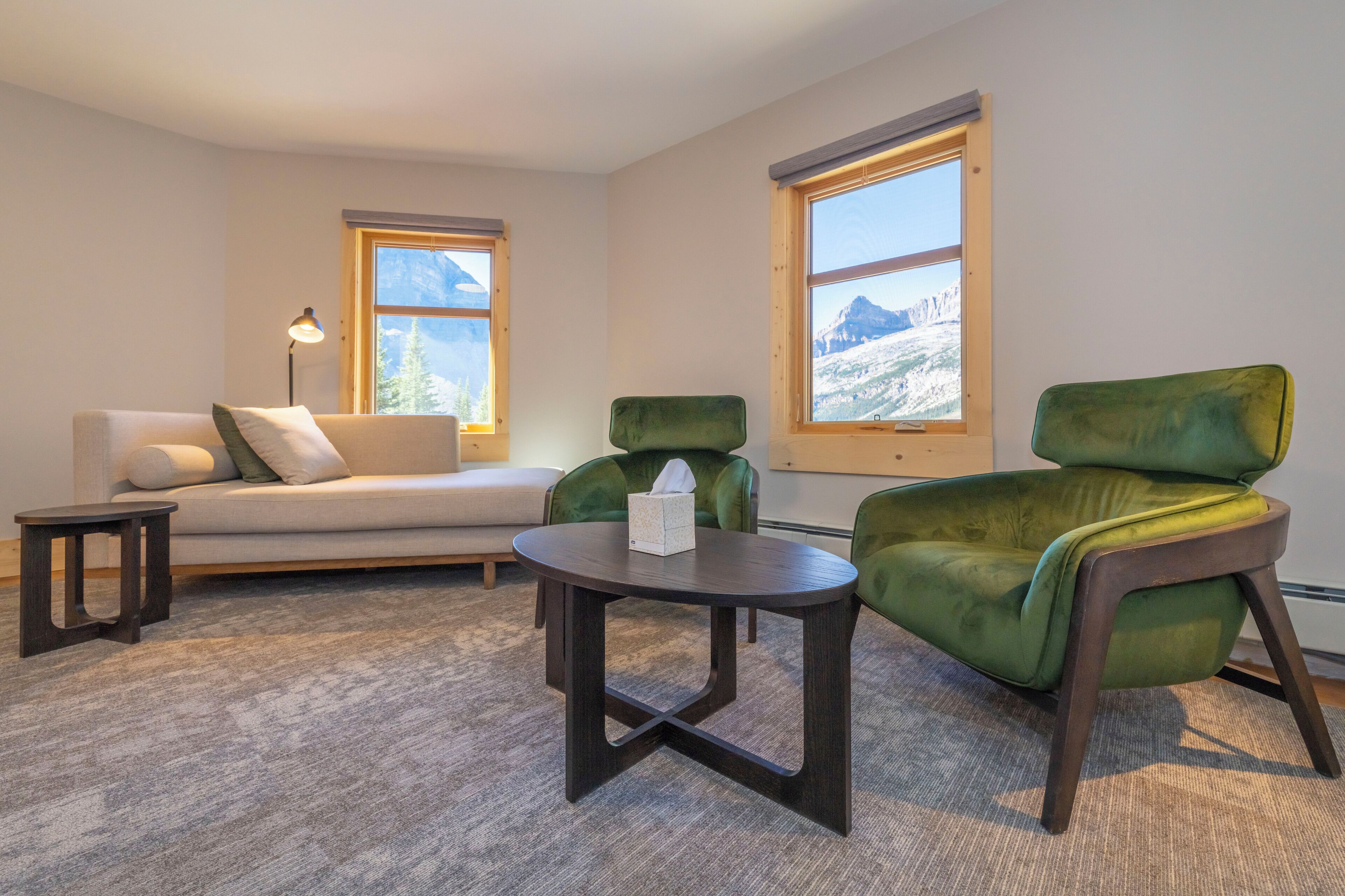 Deluxe-Zimmer, 1 Queen-Bett, Bergblick (Fireweed) | Wohnbereich | Bücher