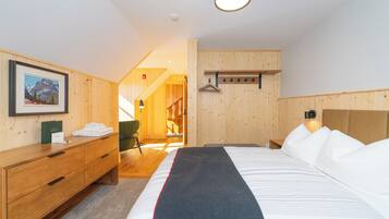 Deluxe Room, 1 Queen Bed, Mountain View (Whitebark Pine) | Premium bedding, down comforters, pillowtop beds, blackout drapes