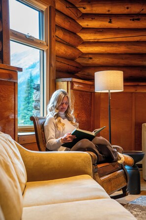 Library - The Lodge at Bow Lake (Bow Lake)