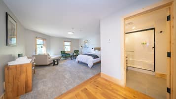 Deluxe Room, 1 Queen Bed, Mountain View (Fireweed)