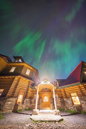 Front of property – evening/night - The Lodge at Bow Lake (Bow Lake)