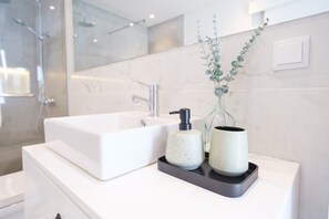 Douche, sèche-cheveux, serviettes fournies