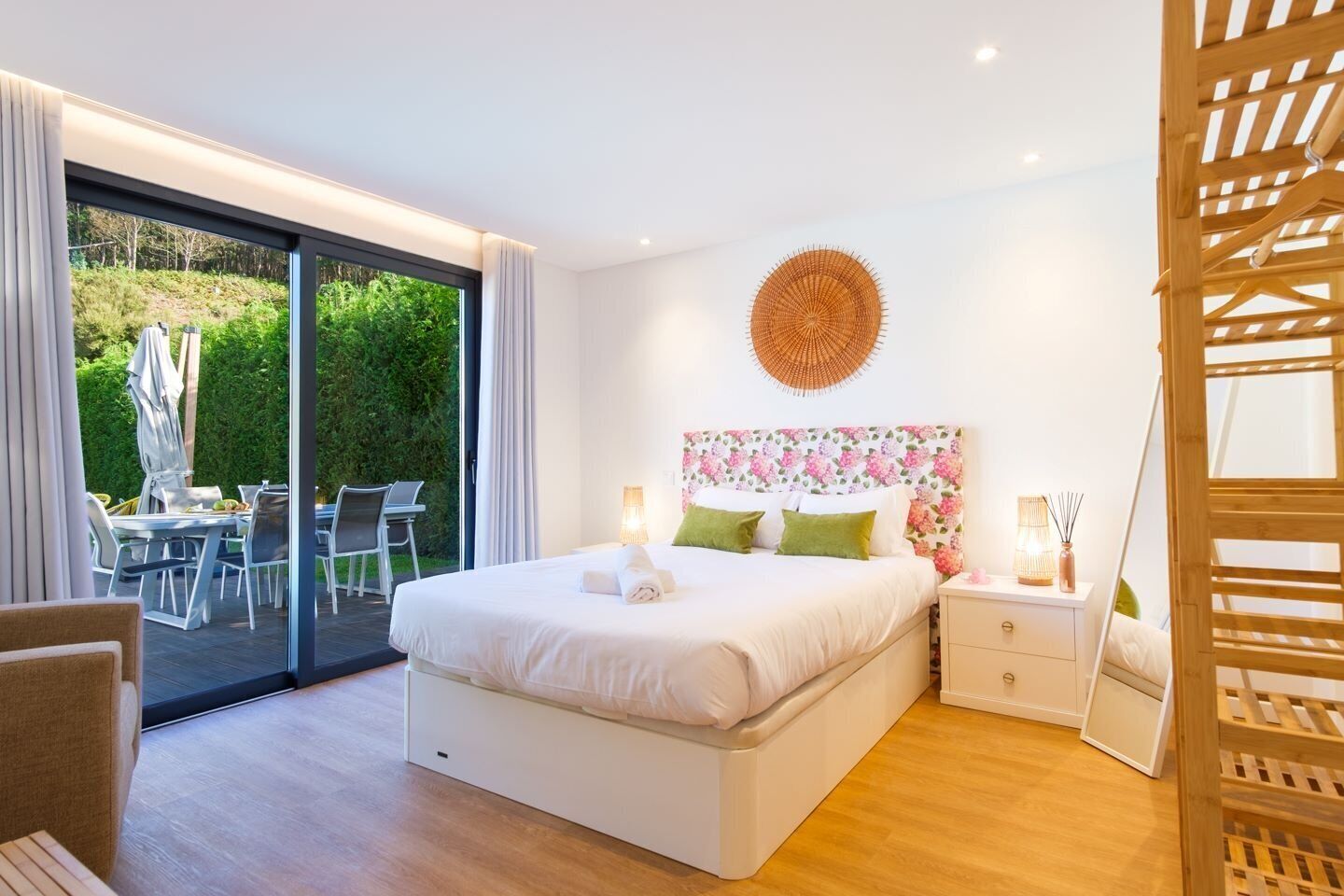 2 bedrooms, iron/ironing board, internet, bed sheets