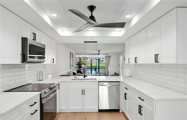 Fridge, microwave, oven, stovetop - Newly Renovated Modern Condo - In Gated Community & Close to Beaches (Fort Myers)