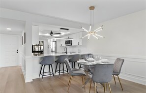 Dining - Newly Renovated Modern Condo - In Gated Community & Close to Beaches (Fort Myers)