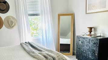 2 bedrooms, desk, iron/ironing board, WiFi