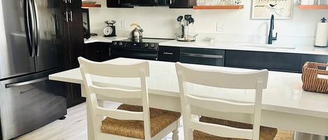 Køleskab, mikrobølgeovn, ovn, kogeplade