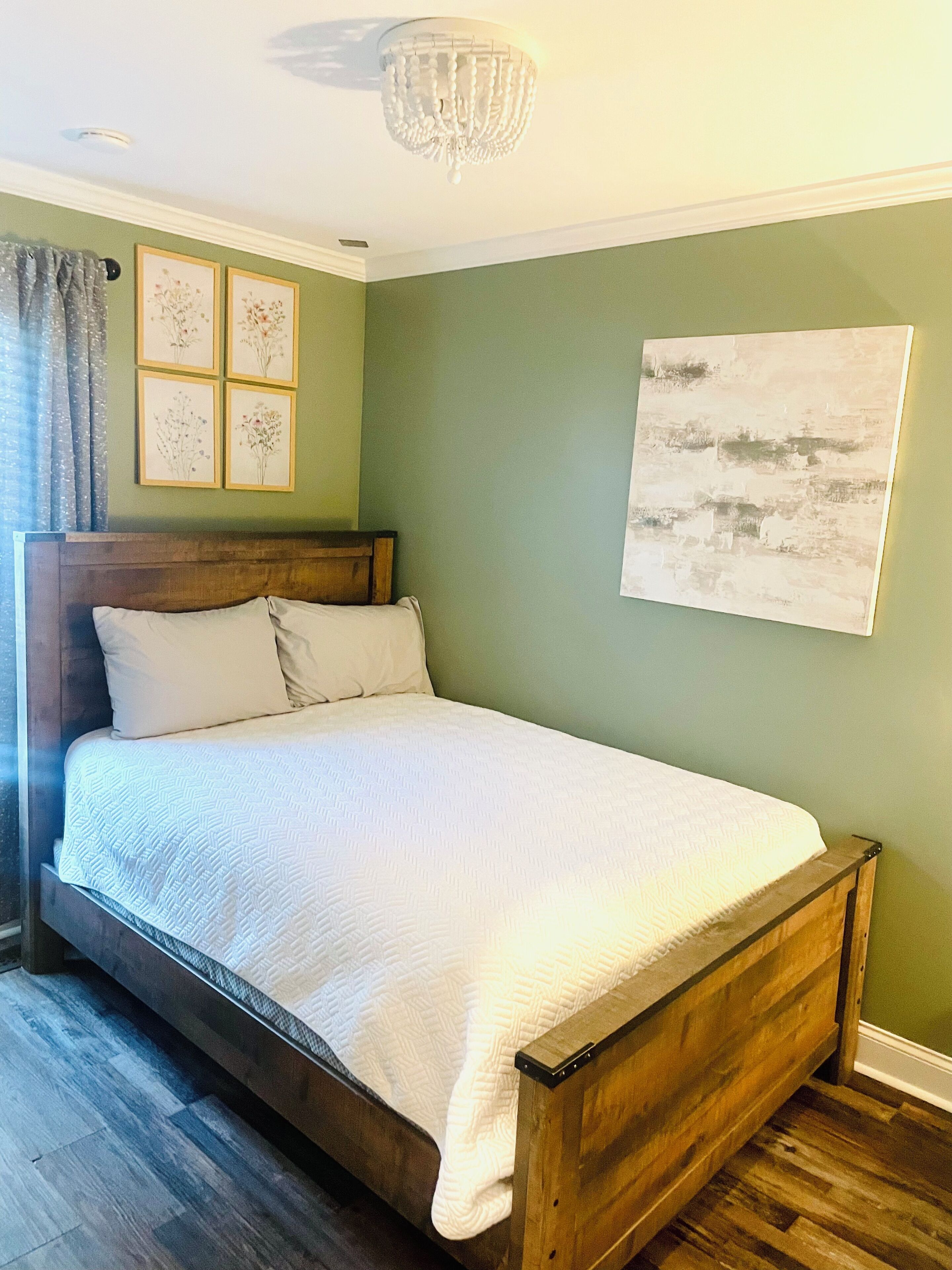 3 quartos, ferros/tábuas de passar roupa, berço de viagem