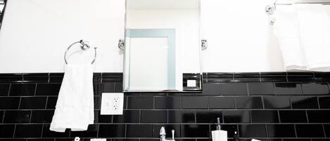 Sèche-cheveux, serviettes fournies