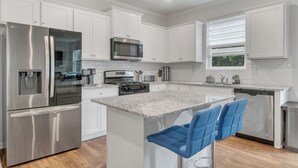 Coffee/tea maker, fridge, microwave, oven - Luxury 5BR Ideal For Vacationers, Groups, Corporate & Insurance Stays Near ATL (Fairburn)