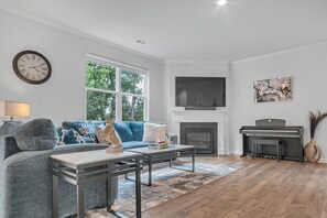 Una Smart TV, una chimenea, una mesa de tenis de mesa