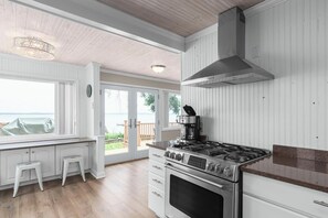 Mökki, useita sänkyjä, poreamme | Yksityinen keittiö | Jääkaappi, mikroaaltouuni, uuni, liesi