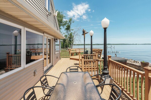 Outdoor dining - Kosh Kottage (Fort Atkinson)