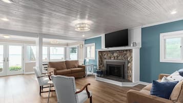 Cabane, plusieurs lits, bain à remous | Coin séjour | Télévision de 40 pouces avec chaînes numériques, cheminée