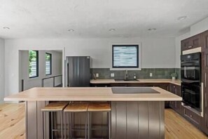 Fridge, microwave, oven, stovetop - Spacious Mountain Retreat set on 7 acres & Pond (Stowe)