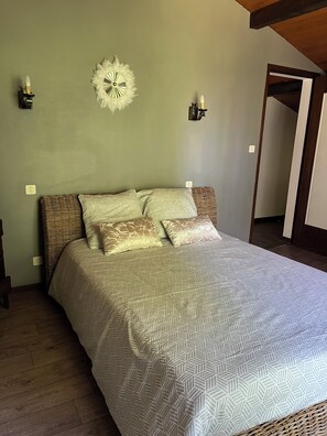 3 dormitorios, escritorio, tabla de planchar con plancha y ropa de cama