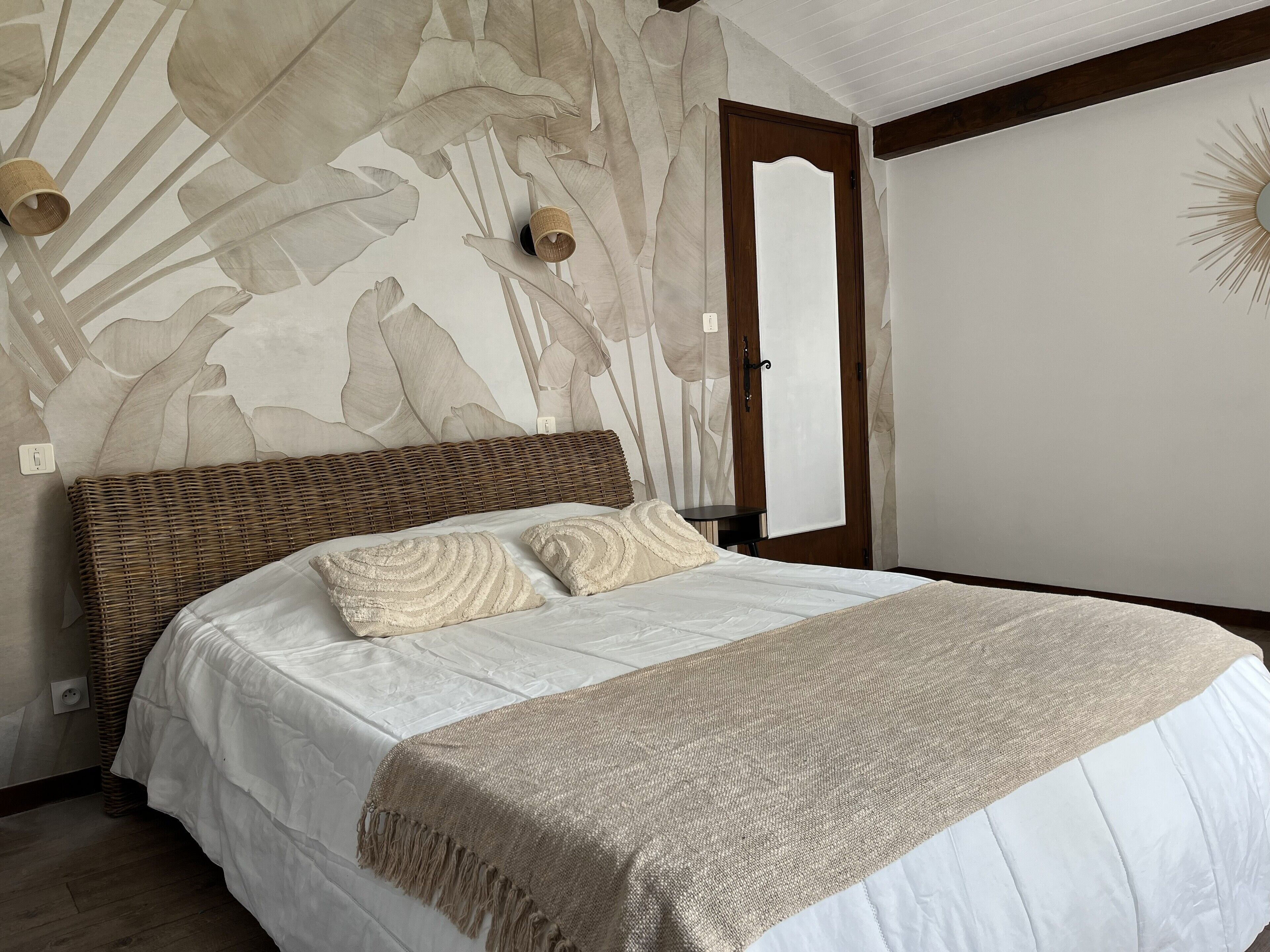 3 chambres, bureau, fer et planche à repasser, literie fournie