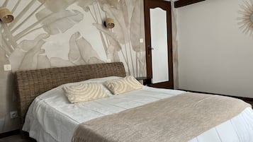 3 chambres, bureau, fer et planche à repasser, literie fournie