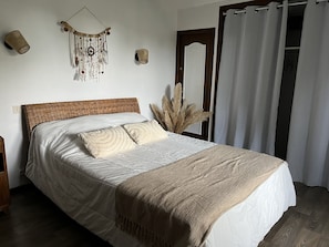 3 chambres, bureau, fer et planche à repasser, literie fournie