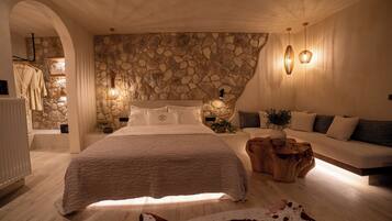 Honeymoon Suite | In-room safe, soundproofing, free WiFi