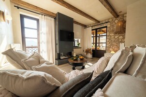 Una sala de estar acogedora con chimenea, asientos cómodos y una pared de acento de piedra.