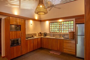 Fridge, oven, stovetop, coffee/tea maker