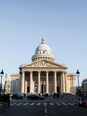 Un grande edificio neoclassico con una cupola imponente e colonne, probabilmente un edificio governativo o storico.