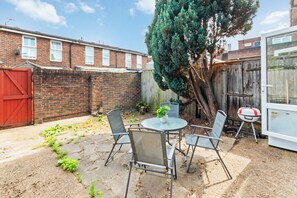 Outdoor dining - House - Sleeps up to 10 & Free Parking (London)