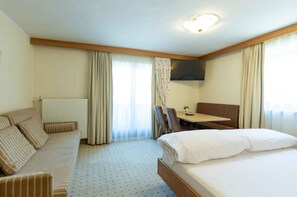 1 bedroom, travel cot, Internet