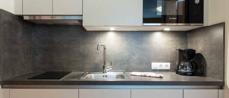 Kühlschrank, Mikrowelle, Geschirrspüler, Kochgeschirr/Geschirr/Besteck