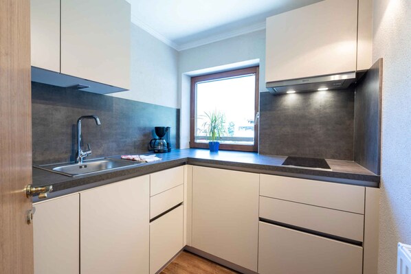 Fridge, microwave, dishwasher, cookware/dishes/utensils