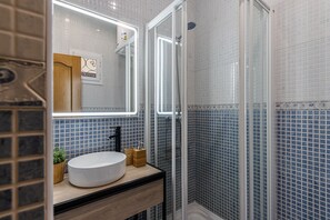 Douche, sĂšche-cheveux, serviettes fournies