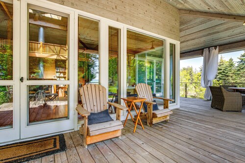 Serene Washington Island Getaway w/ Private Beach!