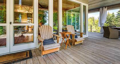 Serene Washington Island Getaway w/ Private Beach!