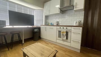 Apartamento | Cocina privada | Frigorífico, microondas, horno y placa de cocina