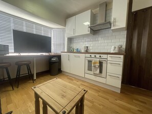 Appartement | Cuisine privée | Réfrigérateur, micro-ondes, four, plaque de cuisson