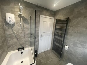 Apartment | Badezimmer | Duschwanne, Komfortbadewanne, Handtücher